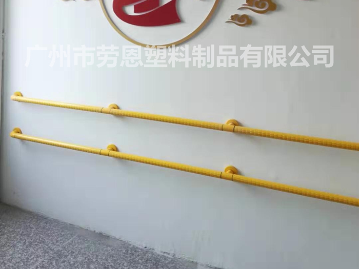 發(fā)展智慧社區(qū)養(yǎng)老，老人扶手等養(yǎng)老設(shè)施建設(shè)仍需完善